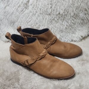 Olukai Hooku Tan Ankle Boots with Braided Strap